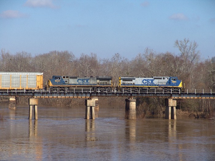 CSX 7864 & CSX 9044 crossing the Flint River